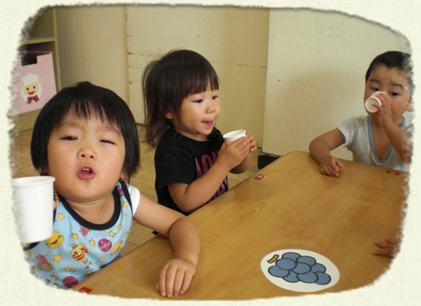 子どもたちが飲む様子