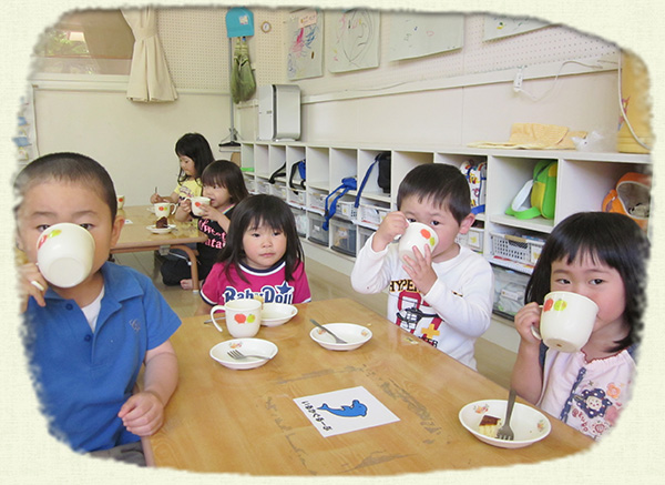 子どもたちが飲む様子